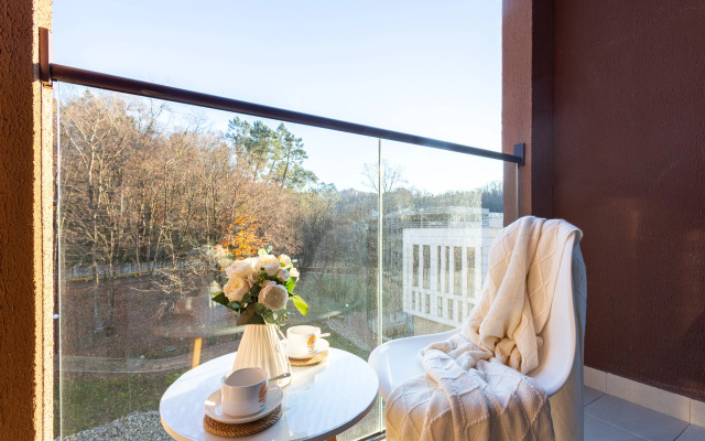 Квартира с Балконом и Видом на Лесопарк Аллея 114