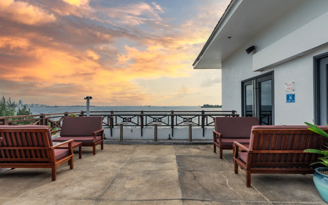 Hulhule Island Hotel