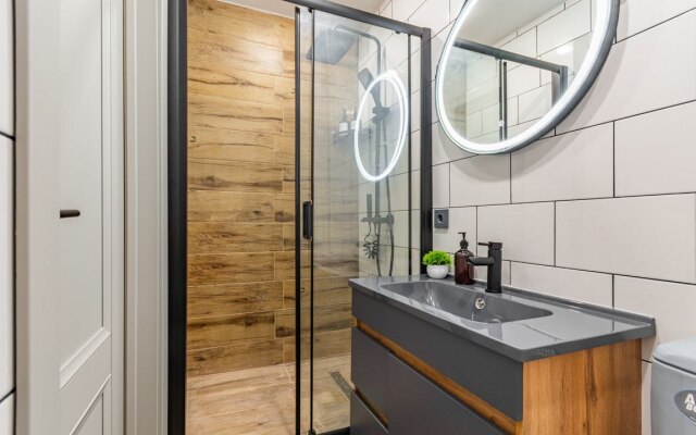 Uyutnaya S Novym Dizaynerskim Remontom Flat
