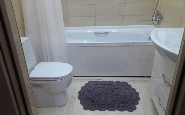 Iz tryokh komnat Flat