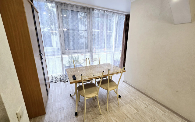 Prostornaya S Basseynom Vo Dvore Flat