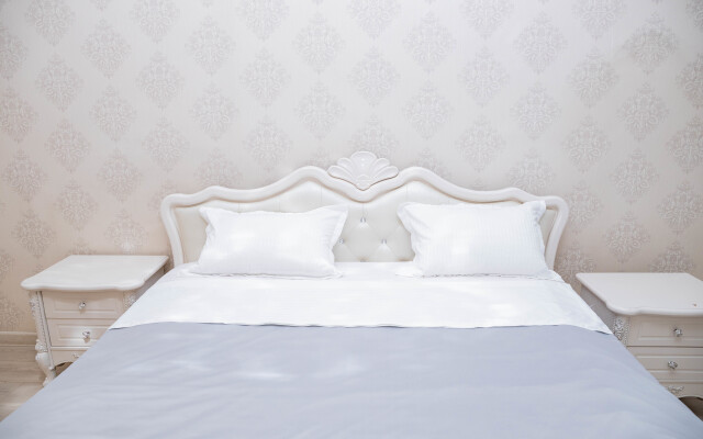 Апартаменты трехкомнатные на Навои 208/8