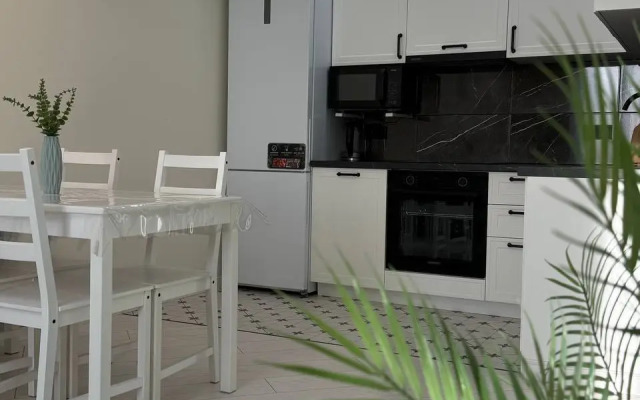 Svetlaya Uyutnaya Dvukhkomnatnaya Vozle Metro Flat