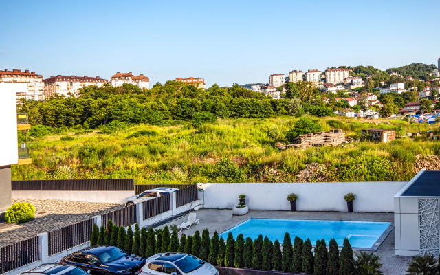 Semeynye S Letnim Basseynom V Zhk Daymond Apartments