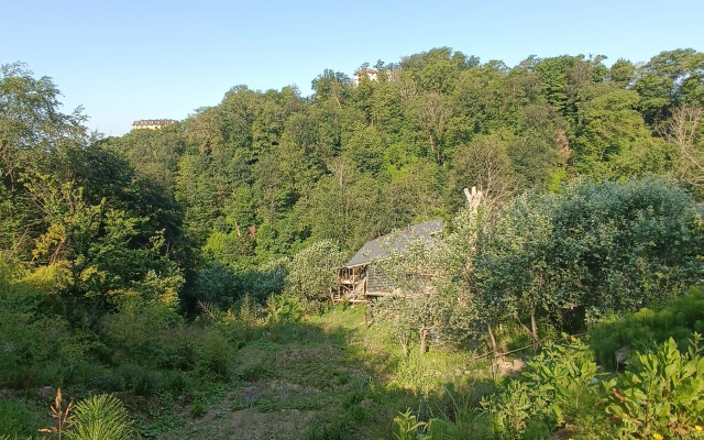 Uedinennoye v Tsentre Sochi Bungalow
