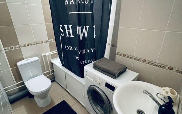 Na Ulitse Bratyev Kashirinykh 111 Flat