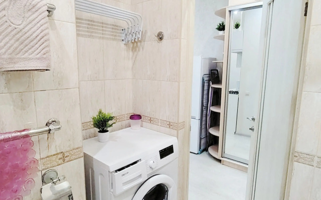 Studiya dlya 3kh chelovek s kukhonnoy zonoy ryadom s Olimpiyskim parkomFlat