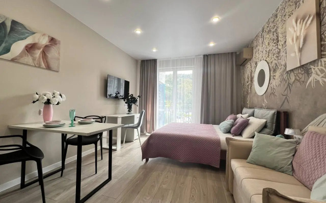 Dlya Tryokh Gostey S Balkonom Apartments