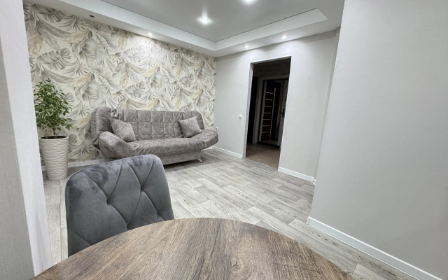 Tryokhkomnatnaya Flat