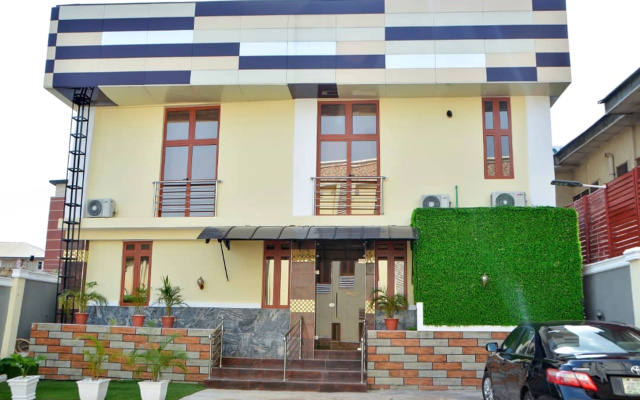 Отель Mclorrets Suites