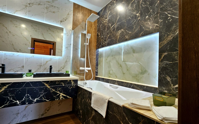 Dom s Basseynom i Plyazhem v sele Andreevka Chalet
