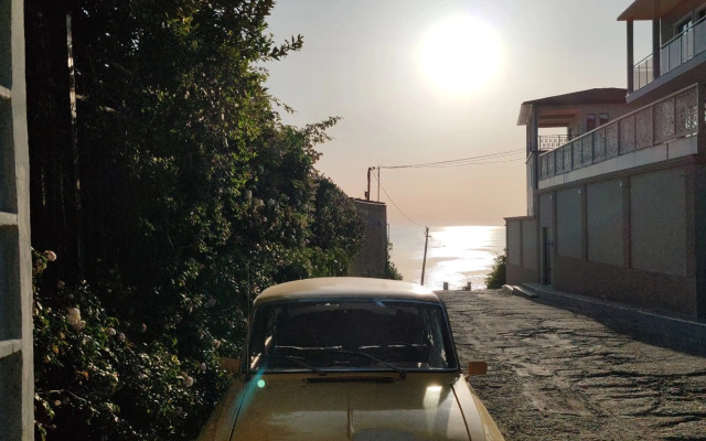 Uyutnaya Ryadom S Morem I Dikim Plyazhem Flat