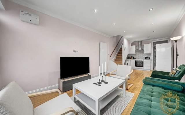 Квартира Elegant Stay in London with Private Parking & Patio | 7 mins walk to Norbury Station — фото 2