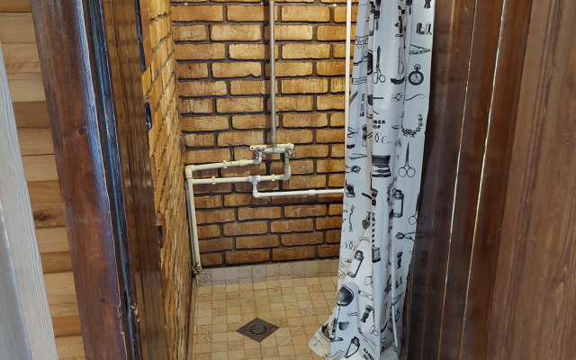 Частный дом с камином у реки