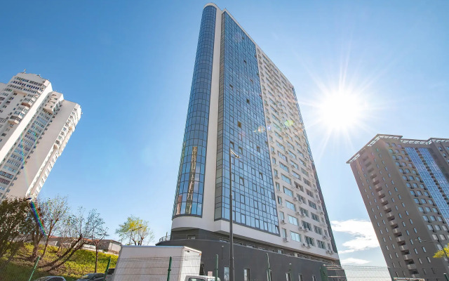 Апартаменты на высоком этаже, рядом с театром и мостом, недалеко от центра. Фастовская 29.