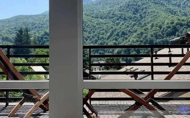 Студия с террасой с видом на горные вершины