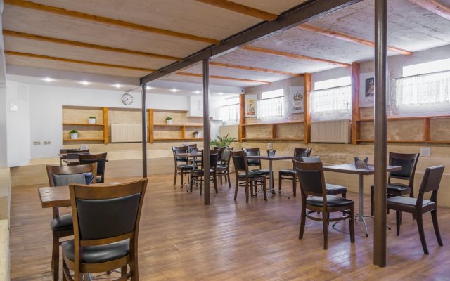 RA on Ryibinskaya 7 Guest House