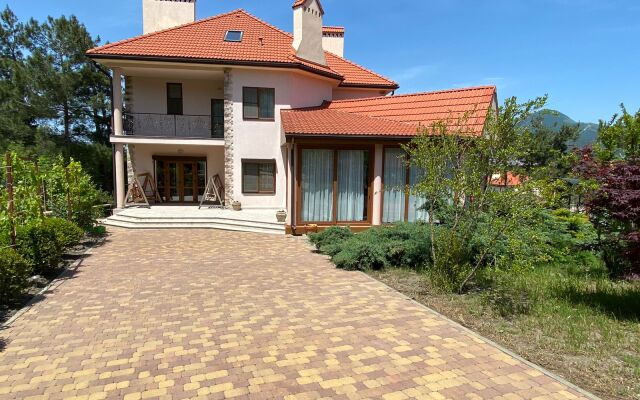 V Kedrovoy Rosche Guest House