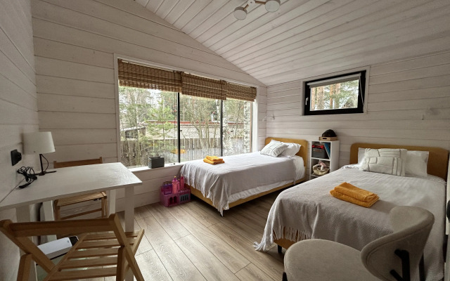 U Ozera S Terrasoy Sosnovy Dom Private house