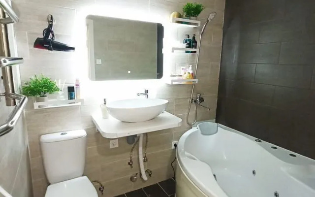 S Dzhakuzi S Sovremennym Remontom Flat