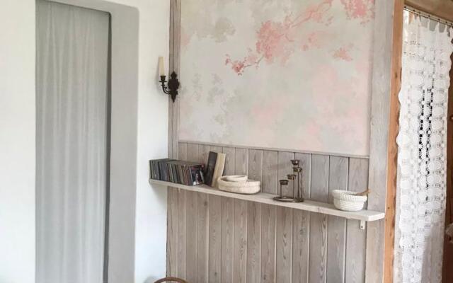 Апартаменты возле пляжа с красивым садом