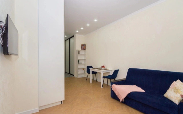 37m s Krovatyu i Divanom Apartment