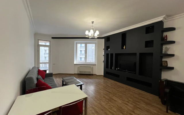 Trekhkomnatnaya Prostornaya na Severnom Prospekte, Hh556 Flat