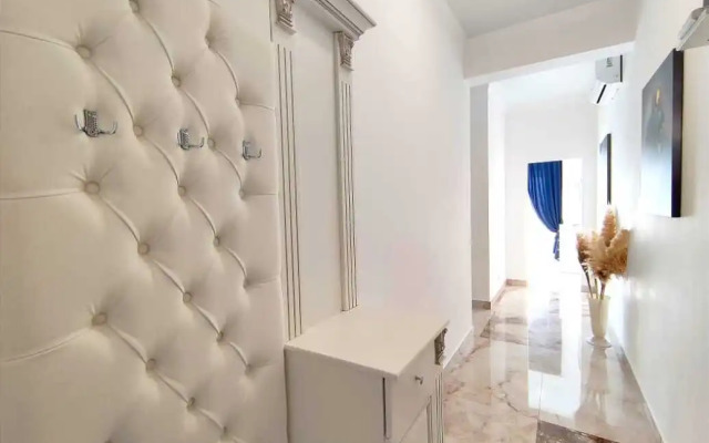 Dvukhkomnatnyye Klassik s Balkonom i Vidom na More Apartments