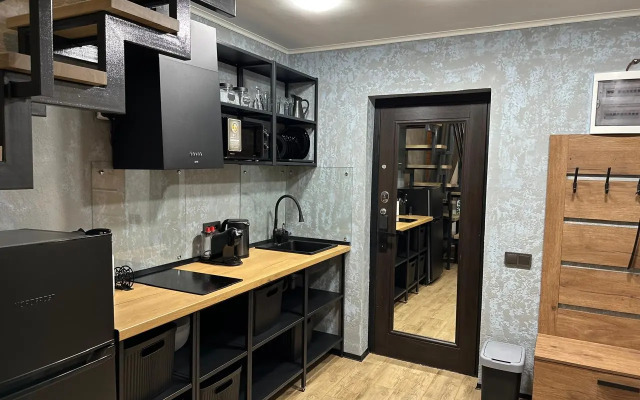 Dvukhurovnevaya studiya s dvumya sanuzlami v parke Apartments