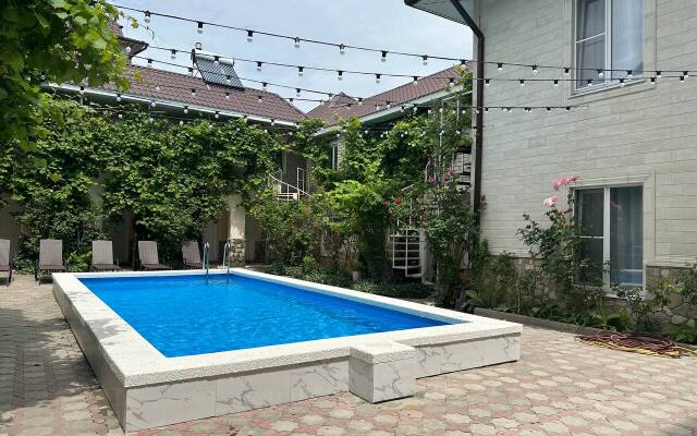 Come Inn na Klenovoy Guest House
