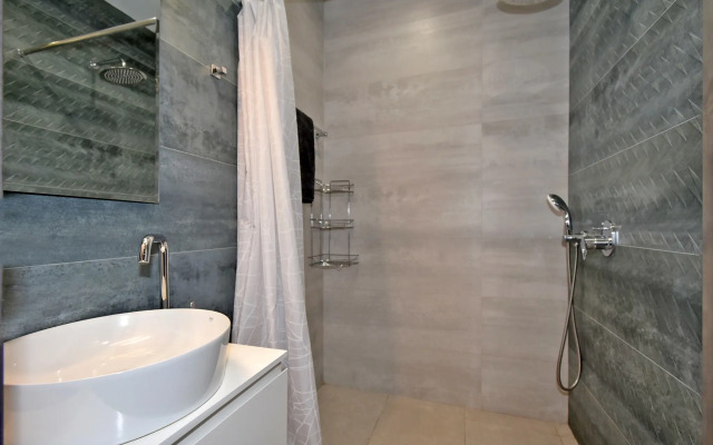 2-K v Novostroyke, Ulitsa Amiryana, Am2614 Flat