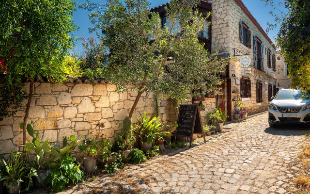 Flores Alacati Hotel