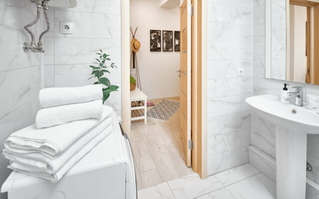 In the center of the Riviera Park Apartments