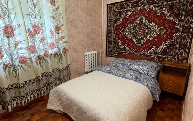 3kh Komnatnaya V Tsentre Apartments