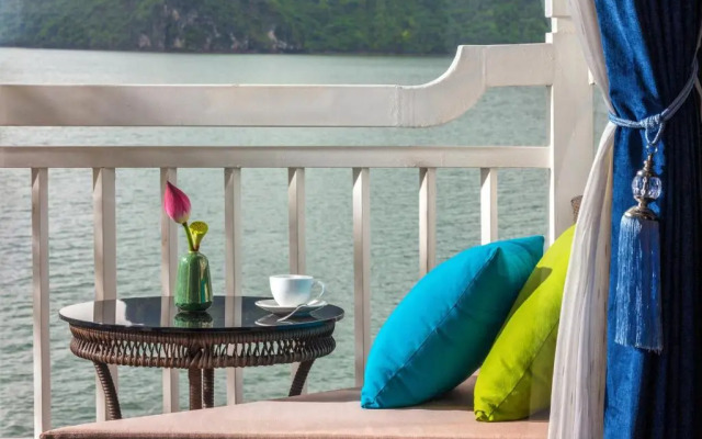 Verdure Lotus Luxury Cruise Hotel