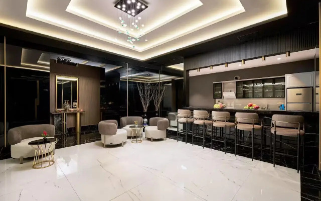 Qoople Legend A7 v 100 Metrah ot Morya Apartments