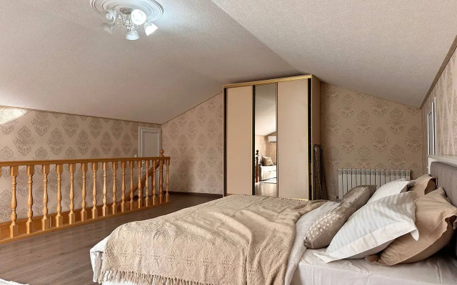 Penthouse Apartment on Batyraya
