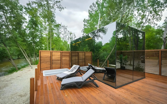 Private House na Beregu Reki s Avtorskim Dizaynom
