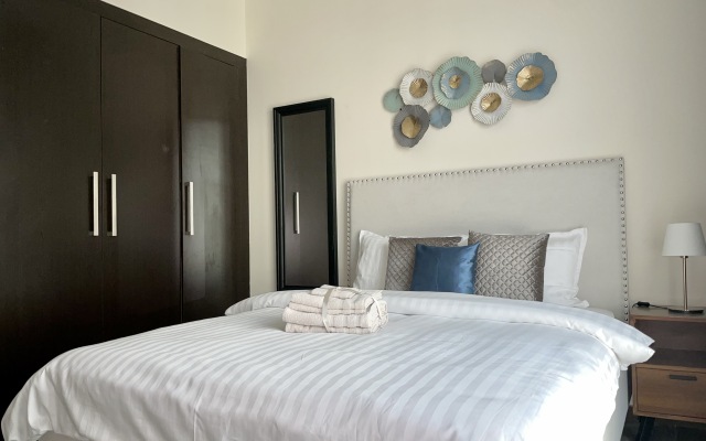 Elite LUX Holiday Homes - Spacious 2BR with Direct Metro Access in Al Furjan Dubai Apartments