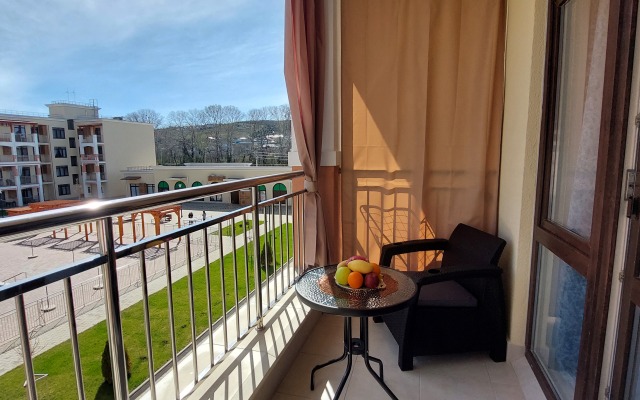Uyutnaya Studiya S Terrasoy V Zhk Kholidej Khaus Flat
