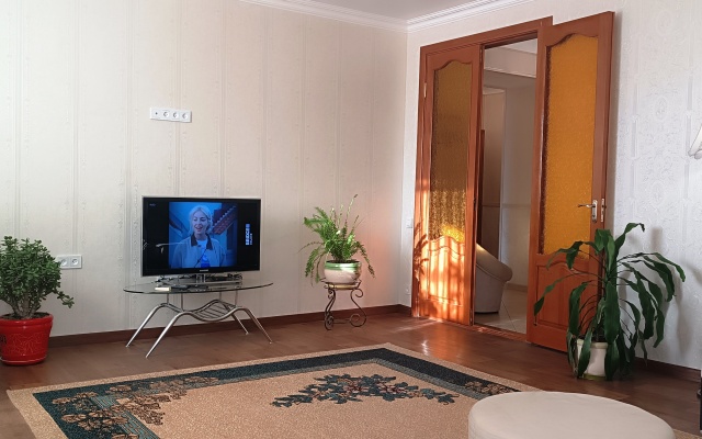 Апартаменты Большая 2-к Сталинка в Центре у Набережной На 5 Гостей