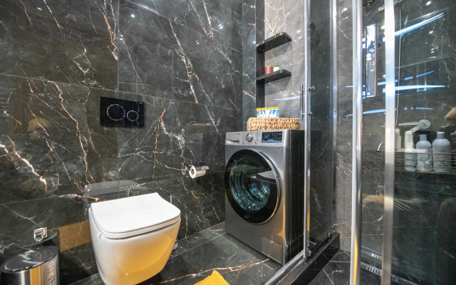 S Prostornoy Terrasoy i Vidom na Park Apartments