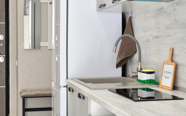 S Balkonom v Odnom iz Samykh Zelenykh Rayonov Sochi Flat