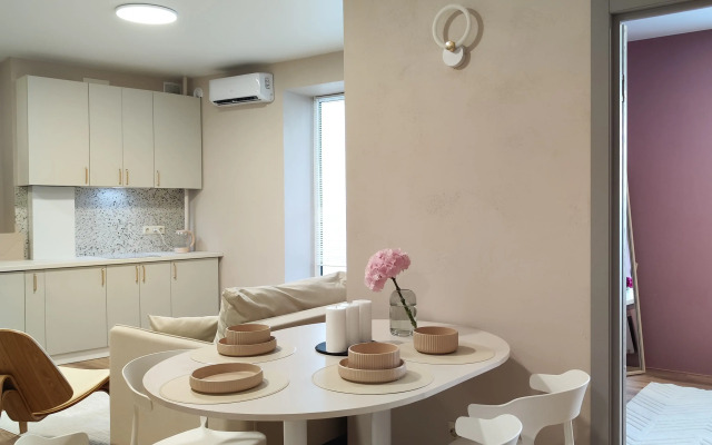 Dizaynerskaya dvushka u morya Flat