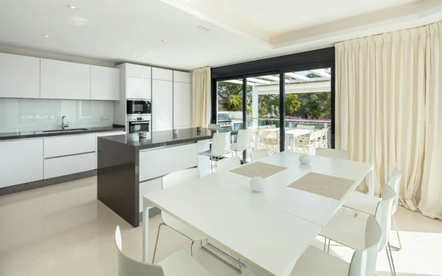 All About Villa Breeze