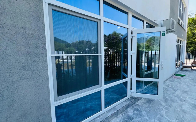 Stilnye Apartamenty S Otdelnym Vkhodom V Apart-Komplekse S Basseynom Apartment