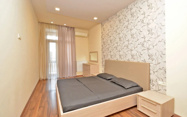 3-K Kvartira v Novostroyke na Ulitse Arama Flat