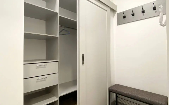 Апартаменты-студия улучшенная с кроватью двуспальным диваном и гардеробной 2 этаж