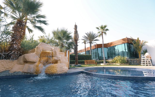 Отель Dubai Marine Beach Resort & Spa