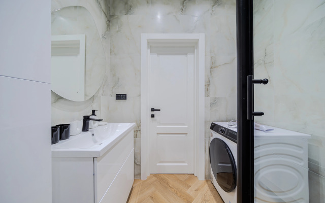 Dizaynerskaya Trekhkomnatnaya Kvartira Flat